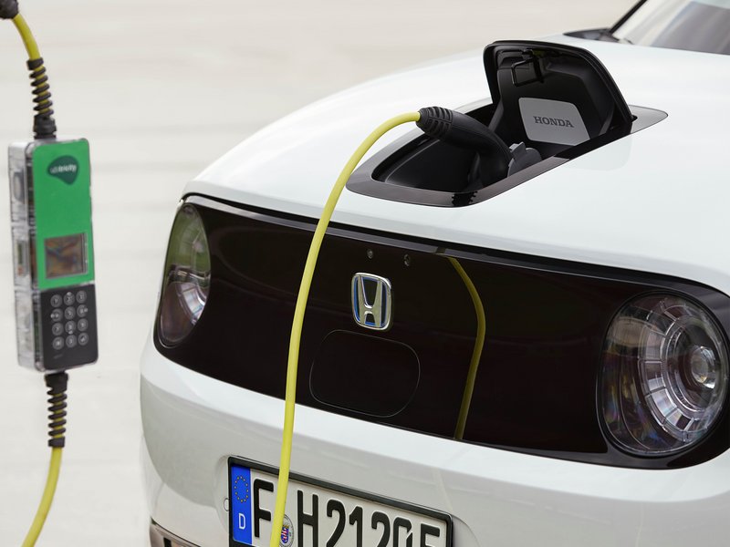 Bild honda-e-front-ladeanschluss-motorhaube-laden.jpg